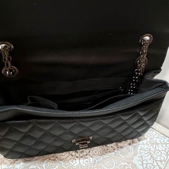 Classic Style Black Quilted Bag with Chain - Picture 8 of 11